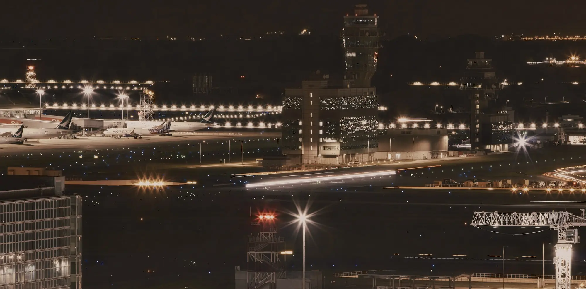 Aeropuerto del Área de la Bahía de noche con aviones en la terminal