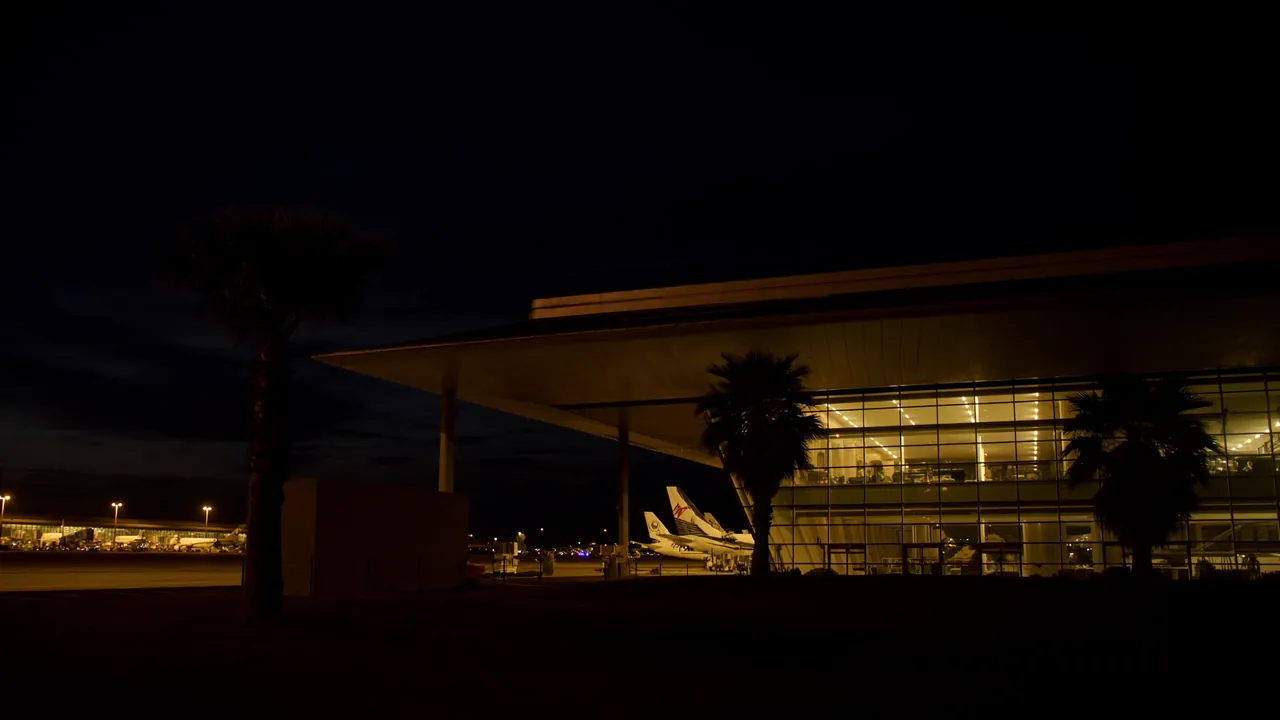 Terminal moderna al atardecer con palmeras, Aeropuerto Internacional de San José