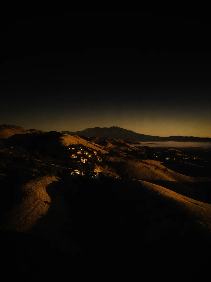 Colinas del condado de Marin con el monte Tamalpais al atardecer, San Rafael